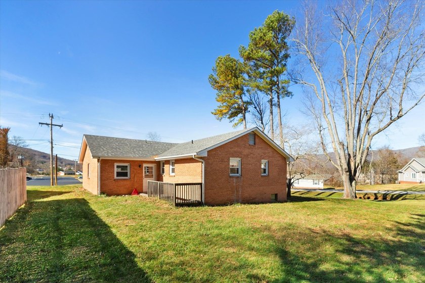 PRICE IMPROVEMENT - AND - remodeled kitchen!! Cozy Pearisburg - photo 30