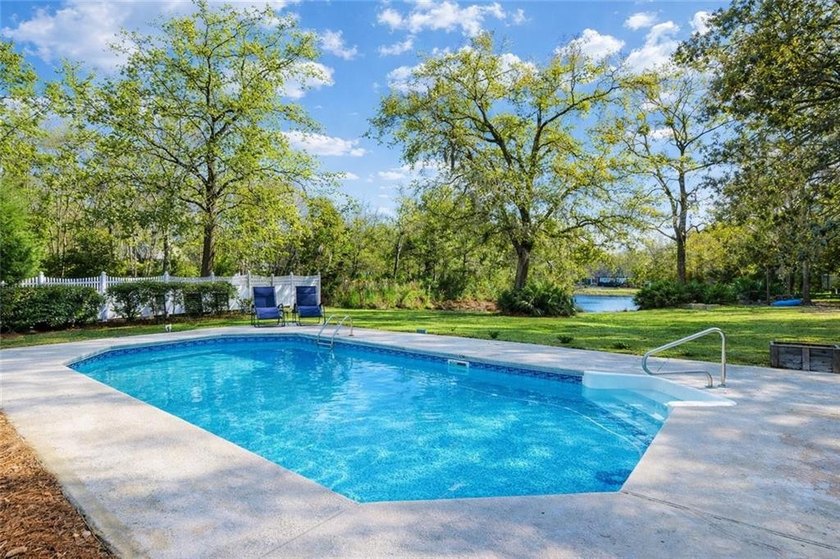 Freshly renovated and offering the rare combination of space - photo 2