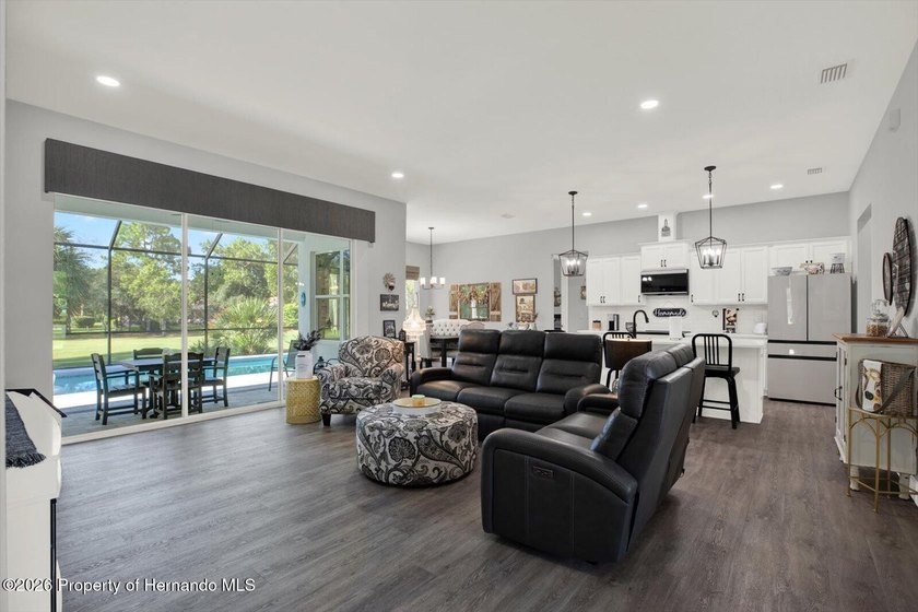 Experience luxury living in the gated GlenLakes Golf &amp; Country - photo 8