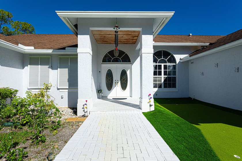 Discover your own private mini equestrian retreat on a spacious - photo 2