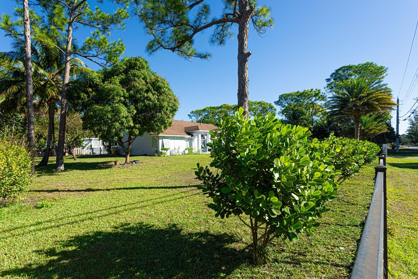 Discover your own private mini equestrian retreat on a spacious - photo 9