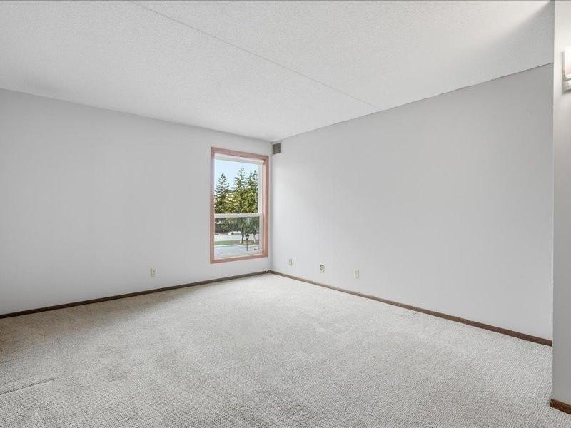 Move in ready 2 bedroom, 2 bath condo in desirable Edina - photo 11