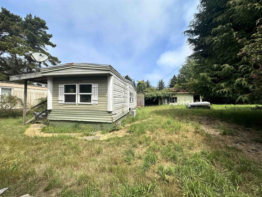 This mobile home sits on a spacious lot near the end of a - photo 4