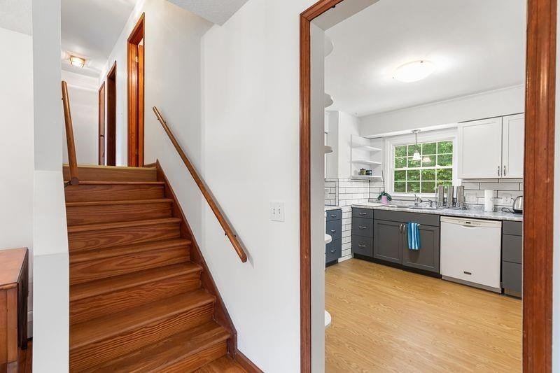 Adorable 3 Bedroom, 2.5 Bath Split-Level in South Road Estates - photo 12