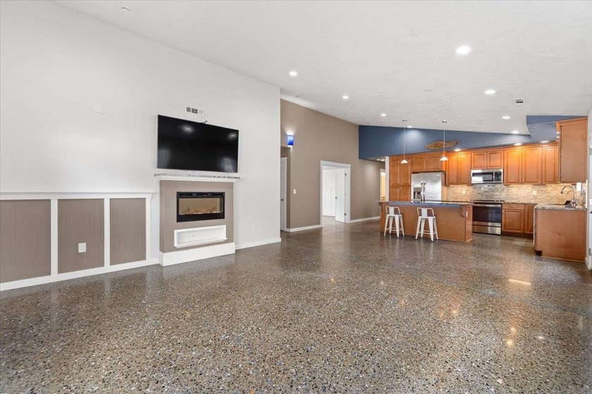 Live just steps from the ocean in the thoughtfully built - photo 3