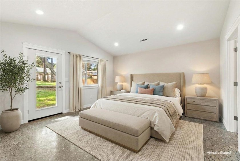 Live just steps from the ocean in the thoughtfully built - photo 4