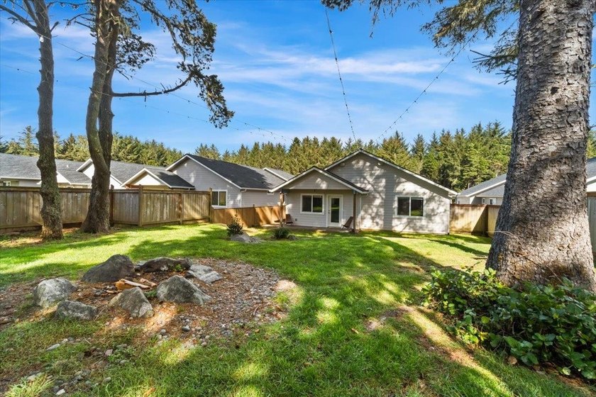 Live just steps from the ocean in the thoughtfully built - photo 7