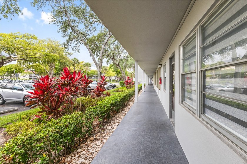 !! LOCATED ON THE FIRST FLOOR ... AND WITH GOLF COURSE VIEW - photo 2
