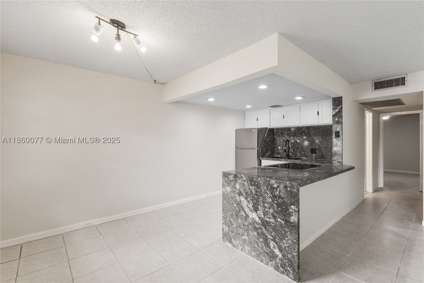 !! LOCATED ON THE FIRST FLOOR ... AND WITH GOLF COURSE VIEW - photo 3