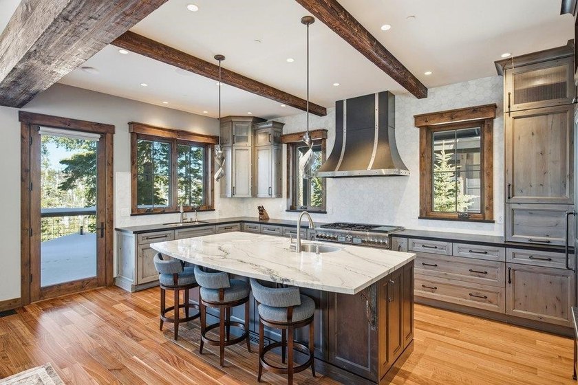 A striking blend of modern mountain architecture and refined - photo 9