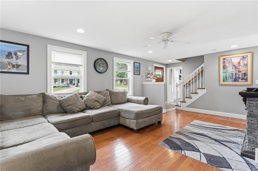 BEAUTIFUL REMODLED CUSTOME CAPE STYLE HOME ON OVER A HALF ACRE - photo 15