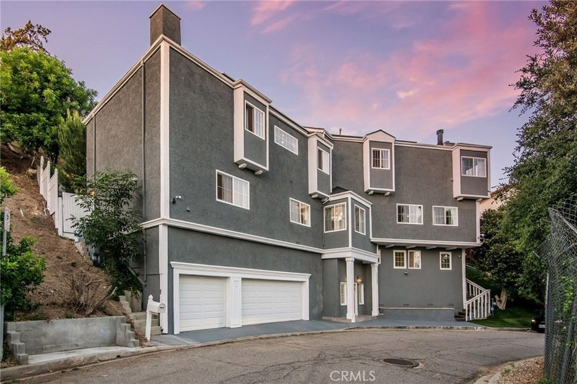 Entertainer's Dream; a stone's throw away from Calabasas, stands - photo 2