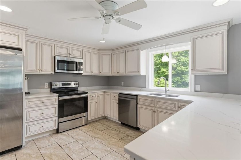 BEAUTIFUL REMODLED CUSTOME CAPE STYLE HOME ON OVER A HALF ACRE - photo 23