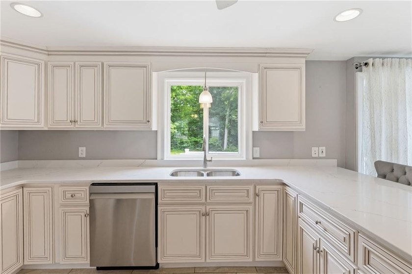 BEAUTIFUL REMODLED CUSTOME CAPE STYLE HOME ON OVER A HALF ACRE - photo 24