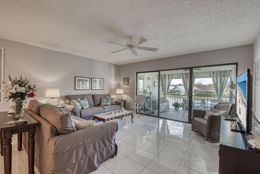 Welcome to this thoughtfully updated home on the second floor - photo 7