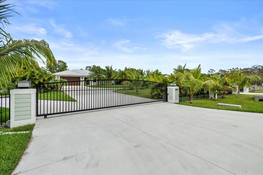 This beautiful home built in 2022 then massively upgraded in - photo 2