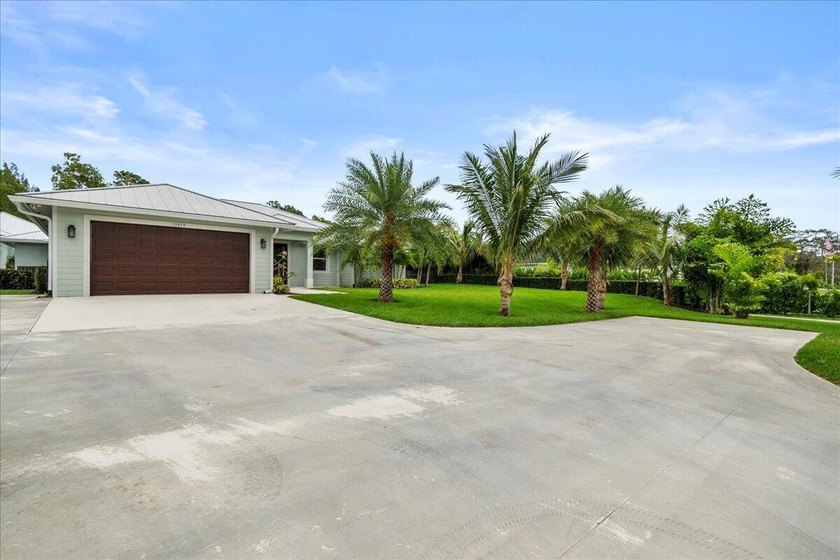 This beautiful home built in 2022 then massively upgraded in - photo 4