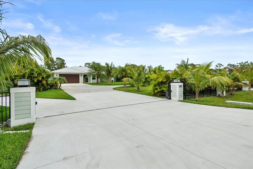 This beautiful home built in 2022 then massively upgraded in - photo 9