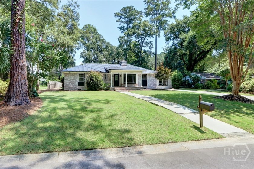 CLASSIC WITH A TWIST IN BEAUTIFUL ISLE OF HOPE! This +/- 2236 s - photo 4