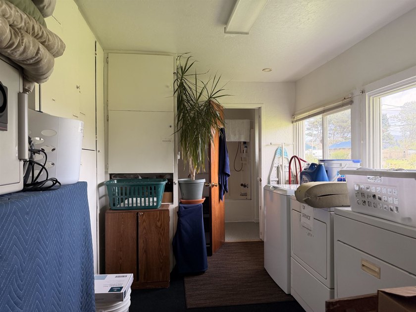 Tucked at the very end of a quiet drive, this three-bedroom - photo 8