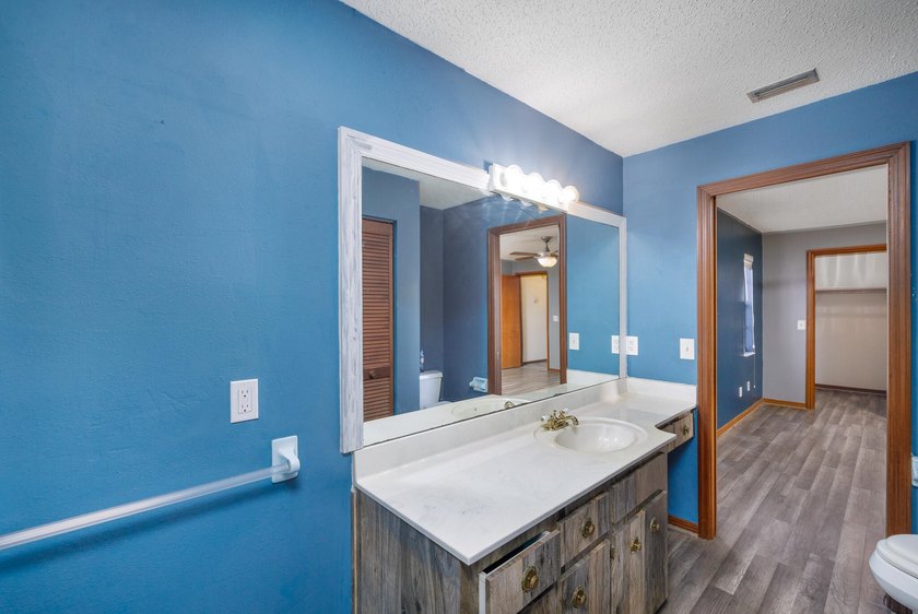 Beautiful three-bedroom, two bath home located in a charming - photo 17