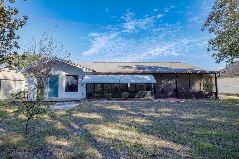 Beautiful three-bedroom, two bath home located in a charming - photo 27