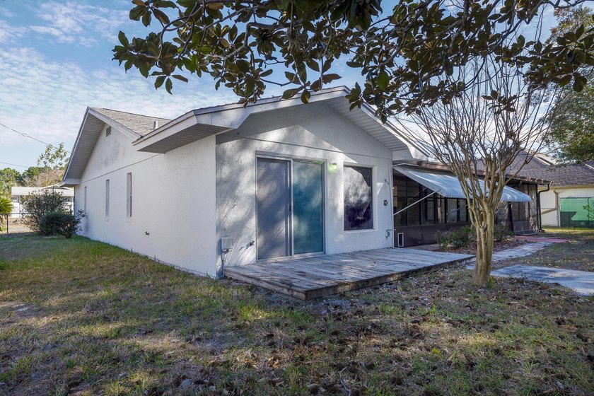 Beautiful three-bedroom, two bath home located in a charming - photo 28
