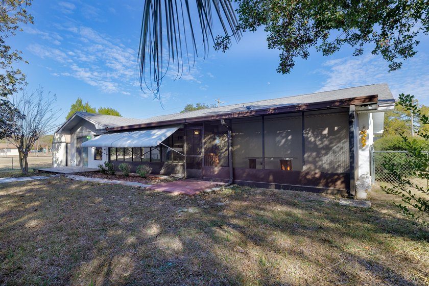 Beautiful three-bedroom, two bath home located in a charming - photo 29