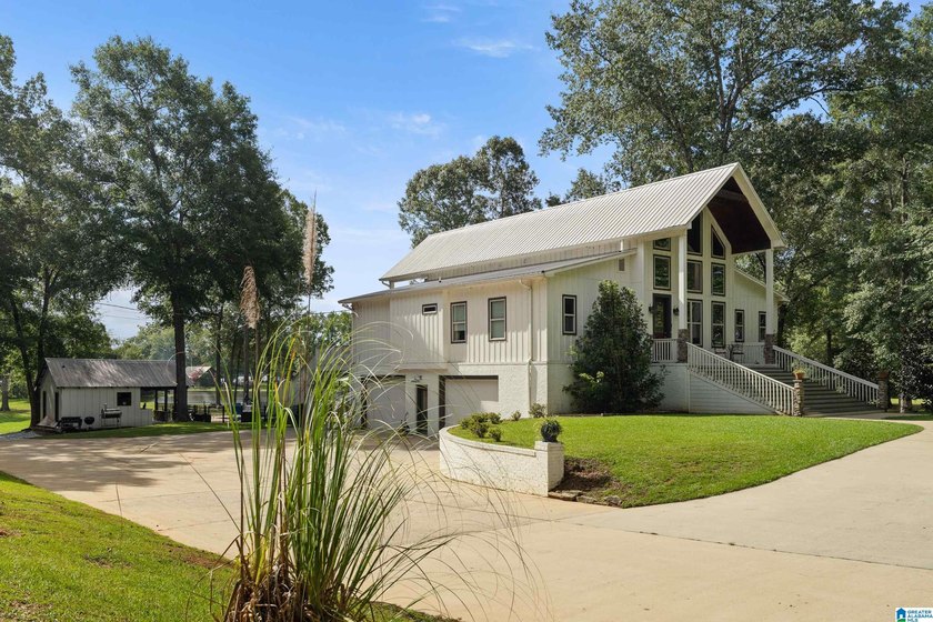 Beautiful 3-bedroom, 3 1/2 bath lakefront home that truly has it - photo 3