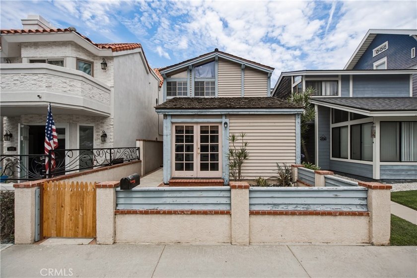 Downtown Huntington Beach Fixer Opportunity! Rare opportunity to - photo 2