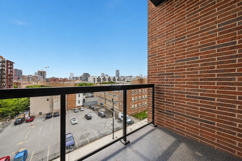 Beautifully designed 3-bedroom + den, 3.1-bath corner residence - photo 11