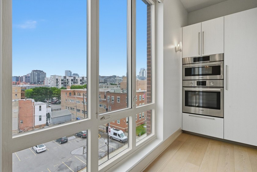 Beautifully designed 3-bedroom + den, 3.1-bath corner residence - photo 14