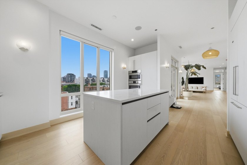 Beautifully designed 3-bedroom + den, 3.1-bath corner residence - photo 15