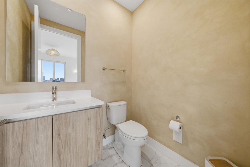 Beautifully designed 3-bedroom + den, 3.1-bath corner residence - photo 16