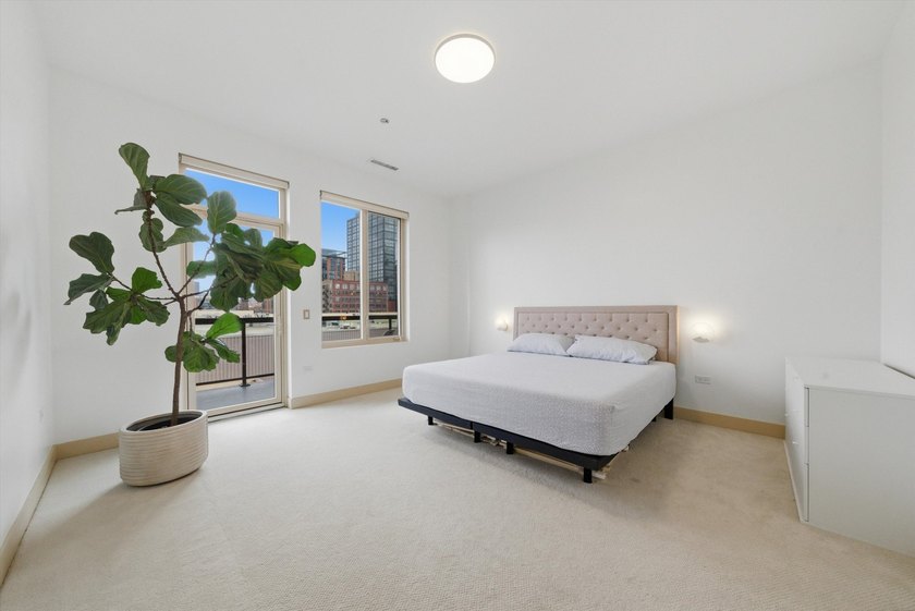 Beautifully designed 3-bedroom + den, 3.1-bath corner residence - photo 17