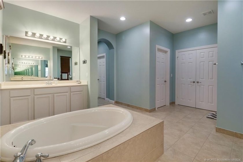 Spectacular Yellowstone model home situated on a quiet - photo 17