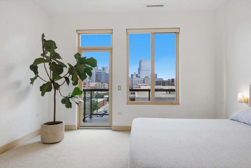 Beautifully designed 3-bedroom + den, 3.1-bath corner residence - photo 18