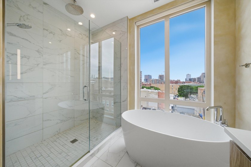 Beautifully designed 3-bedroom + den, 3.1-bath corner residence - photo 21
