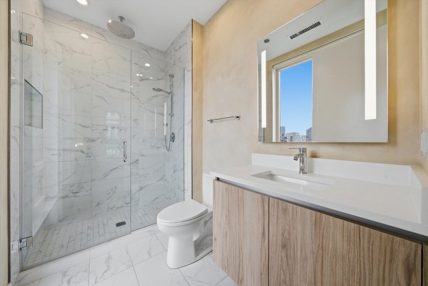 Beautifully designed 3-bedroom + den, 3.1-bath corner residence - photo 23