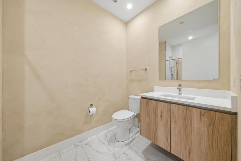 Beautifully designed 3-bedroom + den, 3.1-bath corner residence - photo 25