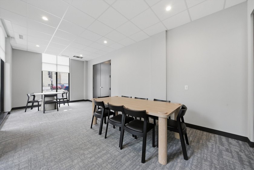 Beautifully designed 3-bedroom + den, 3.1-bath corner residence - photo 28