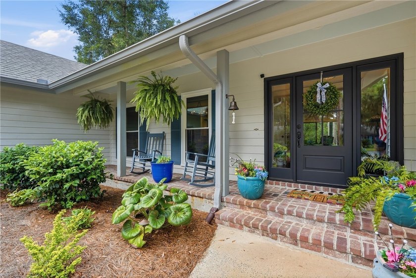 Welcome to your move-in ready oasis in The Landings! Nestled in - photo 3