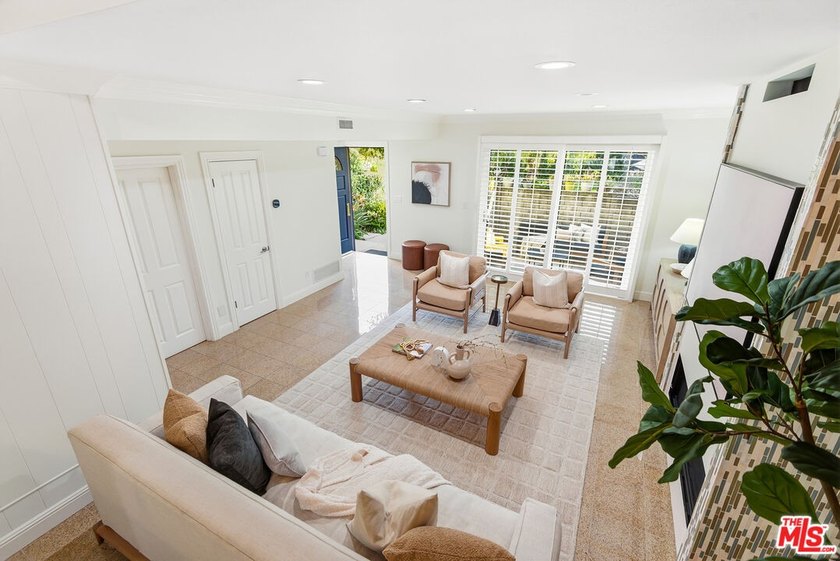 Stunningly renovated townhome overlooking a beautifully - photo 8