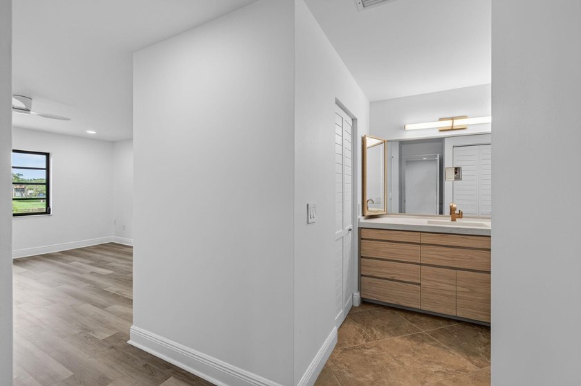 UPDATED UPPER CORNER 2 BED, 2BTH CONDO W/LAKEVIEWS. FRESHLY - photo 17