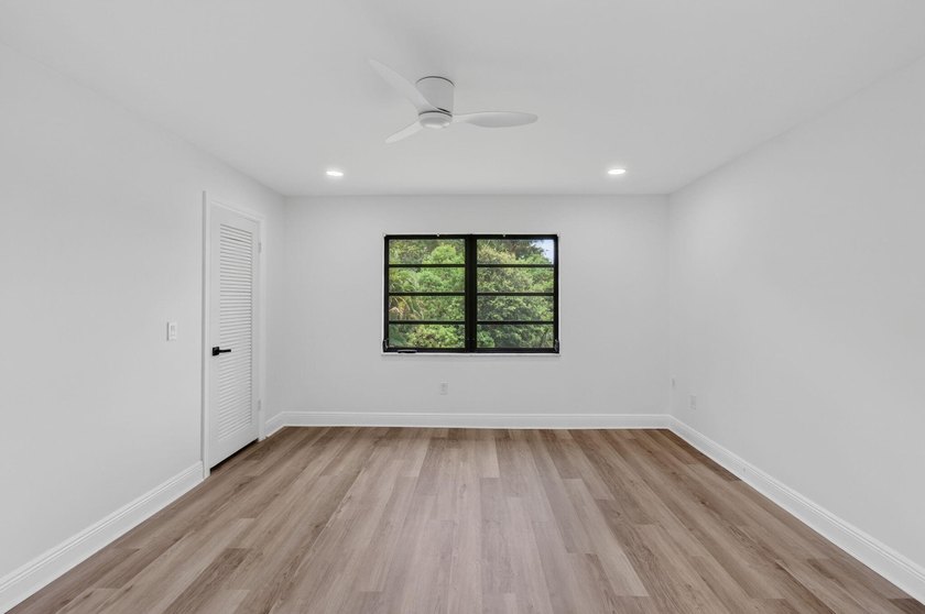 UPDATED UPPER CORNER 2 BED, 2BTH CONDO W/LAKEVIEWS. FRESHLY - photo 20