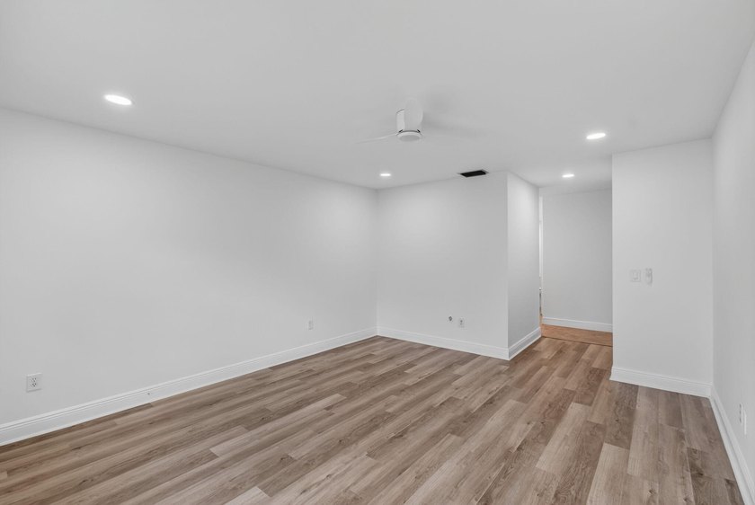 UPDATED UPPER CORNER 2 BED, 2BTH CONDO W/LAKEVIEWS. FRESHLY - photo 21