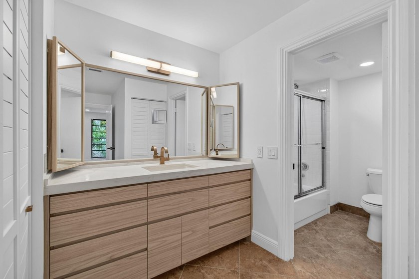 UPDATED UPPER CORNER 2 BED, 2BTH CONDO W/LAKEVIEWS. FRESHLY - photo 24