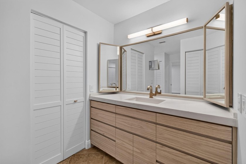 UPDATED UPPER CORNER 2 BED, 2BTH CONDO W/LAKEVIEWS. FRESHLY - photo 26