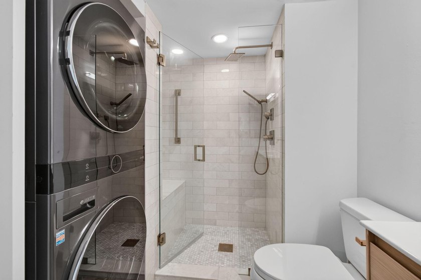 UPDATED UPPER CORNER 2 BED, 2BTH CONDO W/LAKEVIEWS. FRESHLY - photo 38