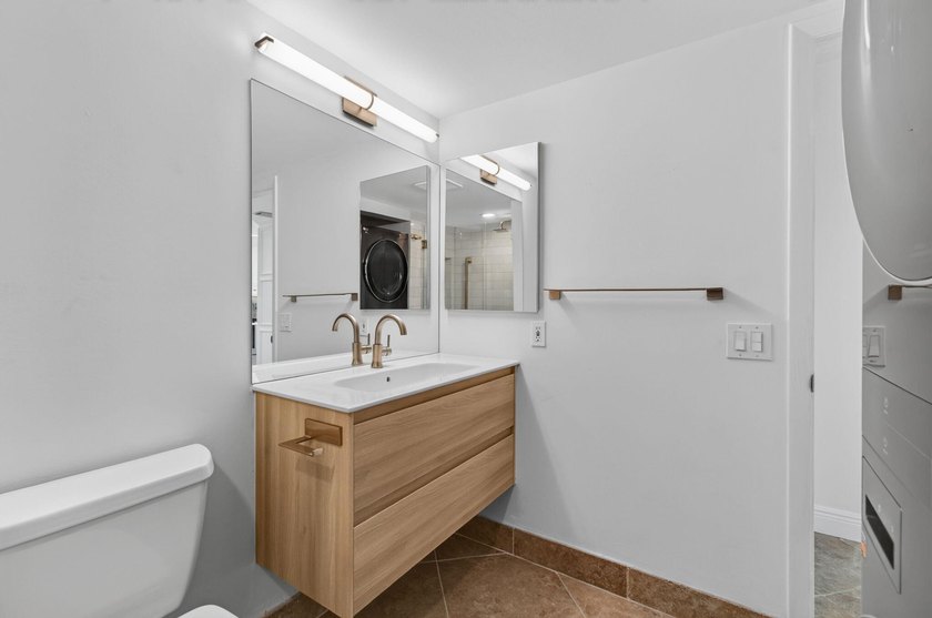 UPDATED UPPER CORNER 2 BED, 2BTH CONDO W/LAKEVIEWS. FRESHLY - photo 40